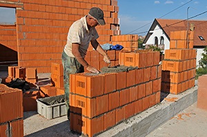 Projektek földszintes házak téglából videó utasítást, hogy hogyan, hogy kiszabadítsa magát, saját kezével,