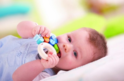 Gyermek 2-3 hónap gerjedtek és rágás ököl (miért fokozott nyálelválasztás)