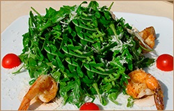 Receptek saláták a rukkola 9 variánsok csirke, tonhal és garnélarák