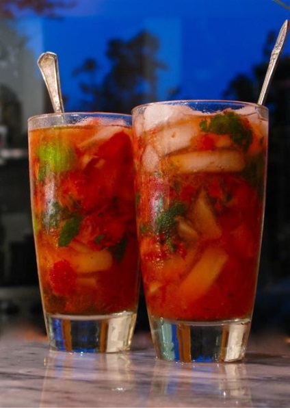 Recept a eper Mojito és bezakogolny megvalósítási mód koktél (10-12 friss levelek) Recept eper mojito és koktélok lehetőség bezakogolny