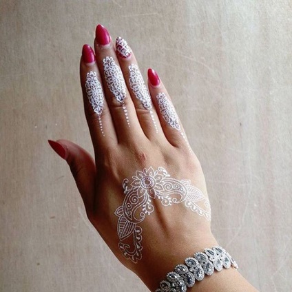 Henna testfestés fehér érzéki mintákat, mint finom csipke
