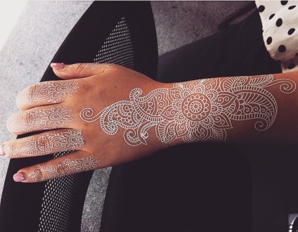 Henna testfestés fehér érzéki mintákat, mint finom csipke