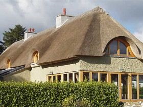 Nádtetős ház, hogyan lehet egy tető szalma saját kezével - egy könnyű dolog