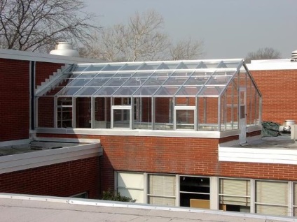 Az üvegház a tetőn egy garázs és egy magánházban, ablakok és videó, magas épületek, fotó fürdő és infomációval