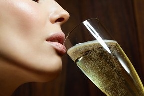 Harm és egészségügyi előnyöket pezsgő hasznos, a hatás a női test