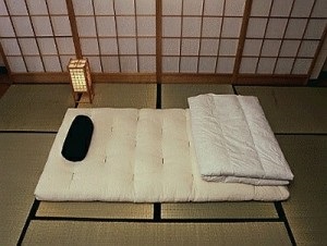 Japán futon matrac a padlón helyett egy ágyban aludni