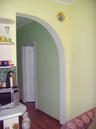 Arch a konyhába, hogy egy fénykép a kezét, a nappaliban, hanem a konyhaajtó, video oktatás