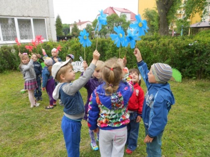 Virágok a műanyag poharak