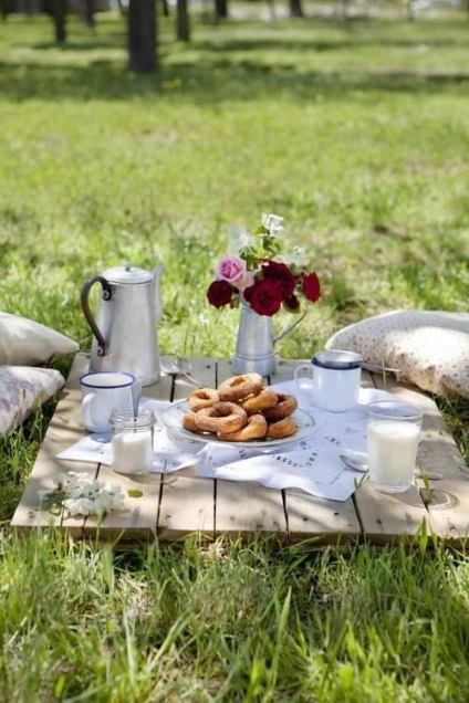 Nyári piknik ebéd vagy hogyan fedezi egy szép táblázatot természet - nő - Delice