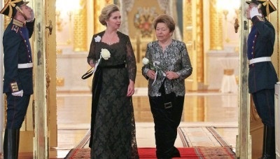 Milyen ruha ruha feleség Medvegyev, divatos ruha