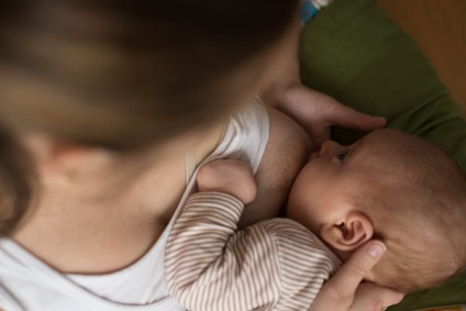 Hogyan csecsemőjét fájdalom nélkül repedések és horzsolások mellkasán