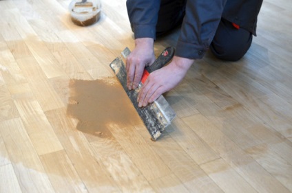 Hogyan kell festeni a fa padló és eltávolítja a festék, lakk, zománc táblák, utasítások, videók és fotók