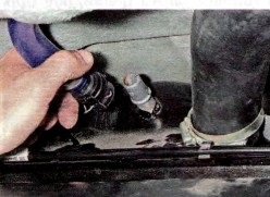 Eltávolítása az üzemanyagtartály Lada Kalina (megnyomása rugótányér) Eltávolítása az üzemanyagtartály Lada Kalina