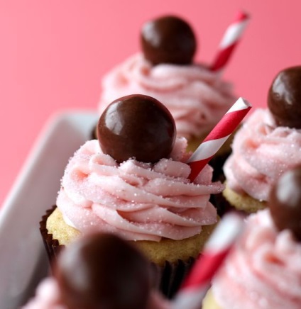 Hogyan lehet díszíteni cupcakes krémmel
