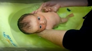 Fürdés egy újszülött először - lépésről lépésre