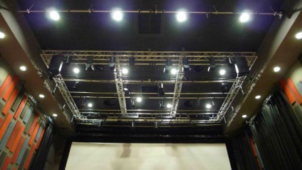 Mennyezet, padló spotlámpák színpadi világítás, reflektorok osztálytermi tábla