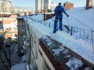 Tisztítása hó tetők az épületek gépészeti, műszaki tetőtisztító
