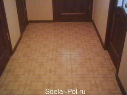 Padló- padlólapok a folyosón a kezével