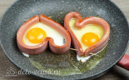 Kódolt szívében a receptet egy fotó - egy lépésről lépésre főzés tojást a szívében, a kolbász