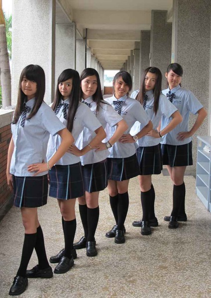 Japán iskolai egyenruha lányoknak és fiúknak