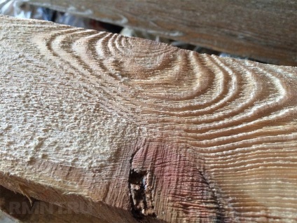 Csiszolt fa kiválasztása ecsetek és szerszámok, fafeldolgozás kezük