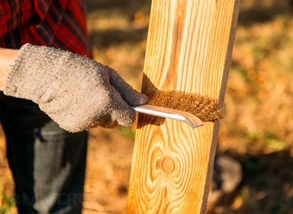 Csiszolt fa kiválasztása ecsetek és szerszámok, fafeldolgozás kezük