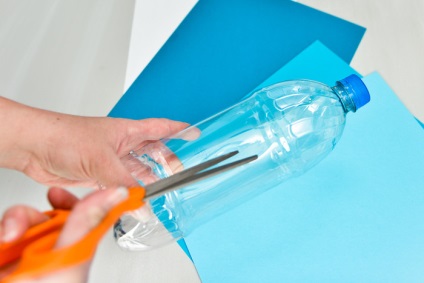 Készíts egy síkban malacka bank egy műanyag palack kezével
