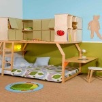 Gyermek tetőtéri szoba egy játékot és egy csúszda benyújtani fotó, videó