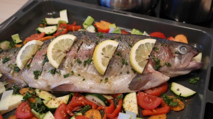 Trout kemencében sült (put bakeware) Trout sült a kemencében