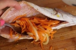 Trout kemencében sült (put bakeware) Trout sült a kemencében