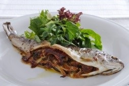 Trout kemencében sült (sütő) Trout sült a kemencében