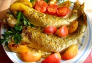 Trout kemencében sült (put bakeware) Trout sült a kemencében