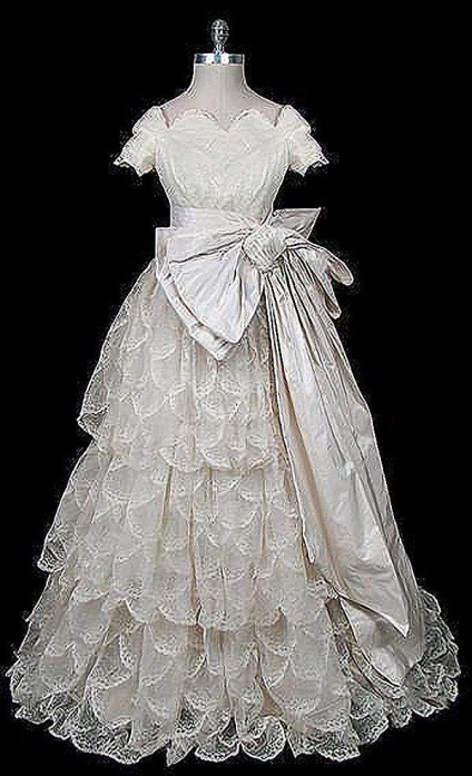 A történelem a menyasszonyi ruha