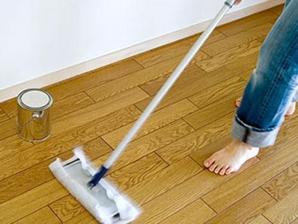 Hogyan tisztítsák meg a padlót felújítás után