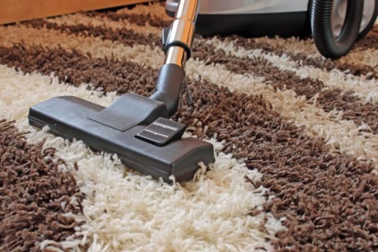 Hogyan tisztítható szőnyeg egy hosszú nap