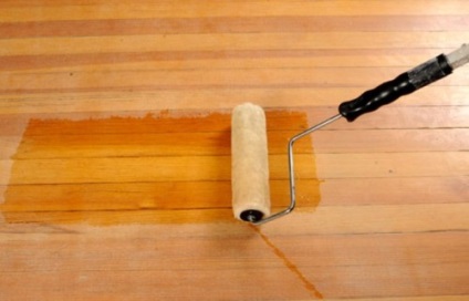 Hogyan terjed a fapadló lakk technikát és a festészet a padlót a kezüket