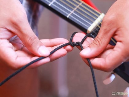 Hogyan lehet csatolni a szíjat a gitár