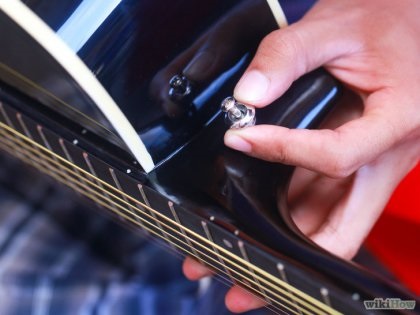 Hogyan lehet csatolni a szíjat a gitár