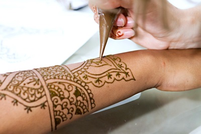 Hogyan lehet ideiglenes tetoválások magad otthon henna, és nem csak