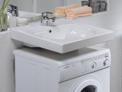 Hogyan kell telepíteni a mosogató a fürdőszobában egy emelvényen felett a mosógépet vagy a munkalap