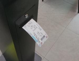 reprint kioszk automatikus nyomtatást beszállókártyáknak áll rendelkezésre a nemzetközi repülőtér -