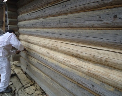 Festék fa ház homlokzata, amely előnyben részesíti