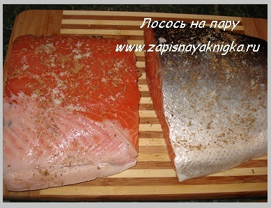 Lazac párolt egy gőzös vagy multivarka (gőzös) Párolt lazac egy dupla kazán vagy multivarka