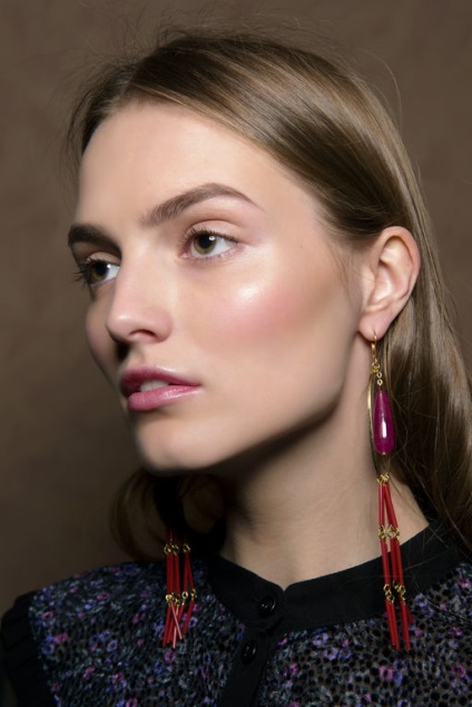 Make-up stílusban Nude nyudovy smink barna hajú nő, barnák, szőkék és barna haj (nyudovy) Smink meztelen stílusban nyudovy smink barna hajú nő, barnák, szőkék és barna haj