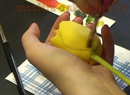 Mester osztályban kerámia sárga tulipán virág design (ez volt látható ecsetvonásokkal) Mesterkurzus kerámia virág design sárga tulipán
