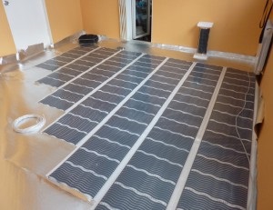 Szerelése infravörös hőszigetelt padló kezük (saját) Szerelése infravörös hőszigetelt padló kezük