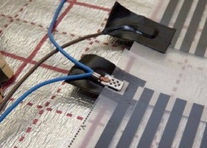 Szerelése infravörös hőszigetelt padló kezük (saját) Szerelése infravörös hőszigetelt padló kezük