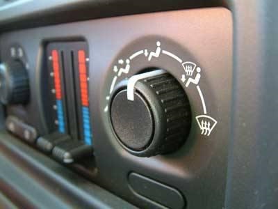 Lehetséges, hogy tartalmazza a téli légkondicionáló az autóban a hő