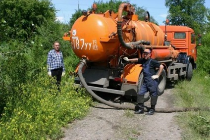 Tisztítás szeptikus tartályok iszap, mint tiszta, tiszta, tisztítsuk meg a kezünket, egy mély biológiai,