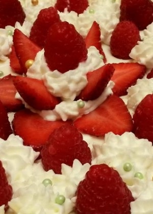 Így csokoládétorta és gyümölcsök, és egy fotót az eredeti dekoráció saját kezűleg (sütemények) Így csokoládétorta és gyümölcsök, és egy fotót az eredeti dekoráció saját kezűleg